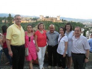 El padre Chicho con miembros de AS Granada en un mirador hacia la Alhambra.